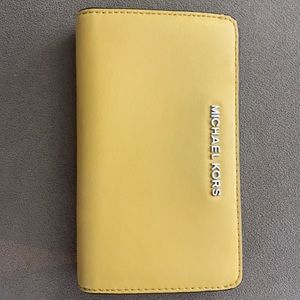MICHAEL KORS Yellow Leather Wallet. Snap closure